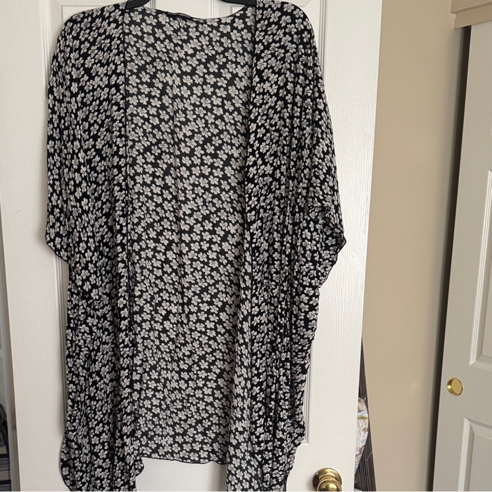 Brandy Melville- Black and White Floral Kimono